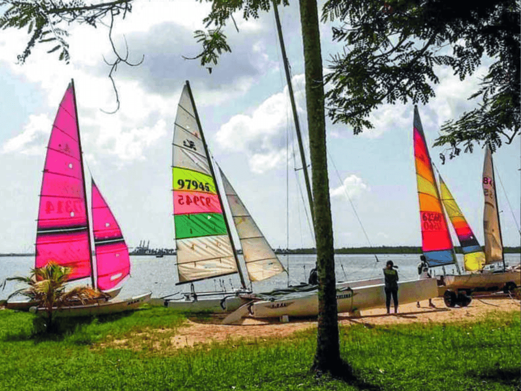 Barbecue et Virée en Voilier sur la Lagune Ébrié