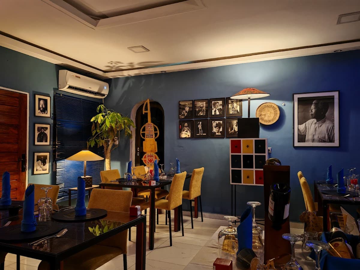 Le banc bleu Abidjan Riviera - Photo 2