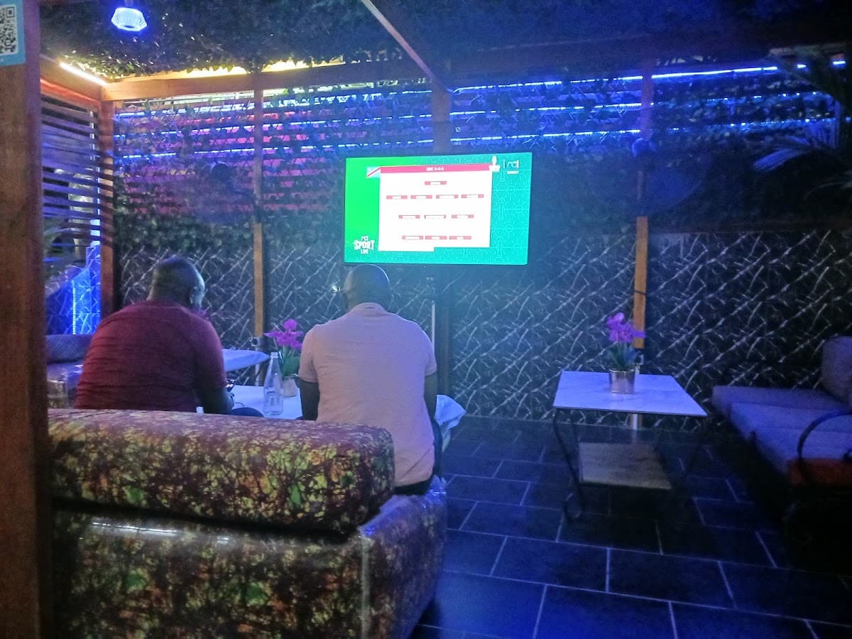 LE CONSENSUS - Resto & Lounge