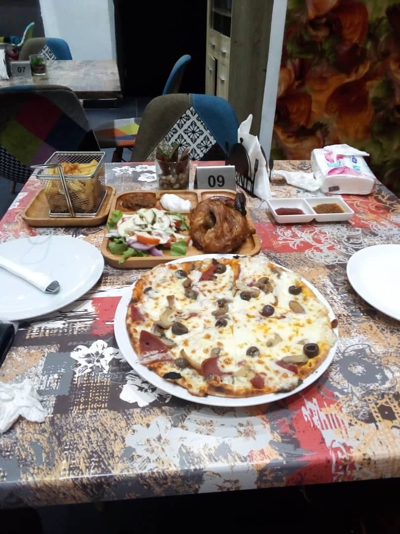 HOLLYWOOD RESTO-CAFFE - Photo 2