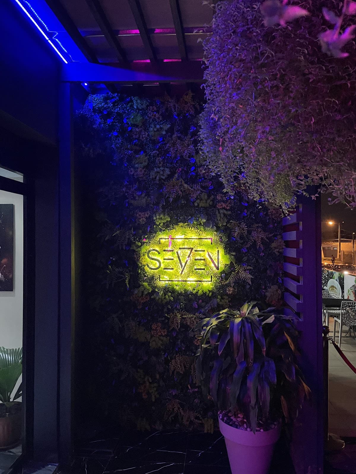 SEVEN Lounge - Photo 3