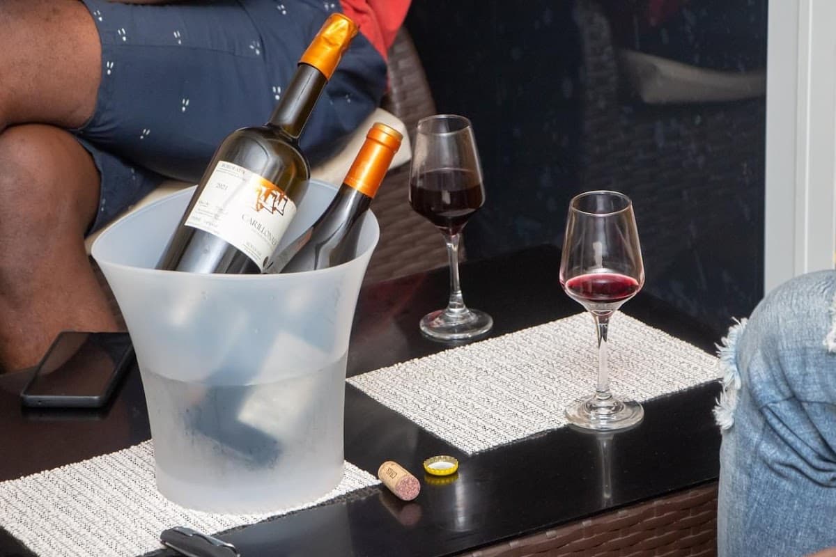 RESTAURANT OASIS LOUNGE - Photo 2