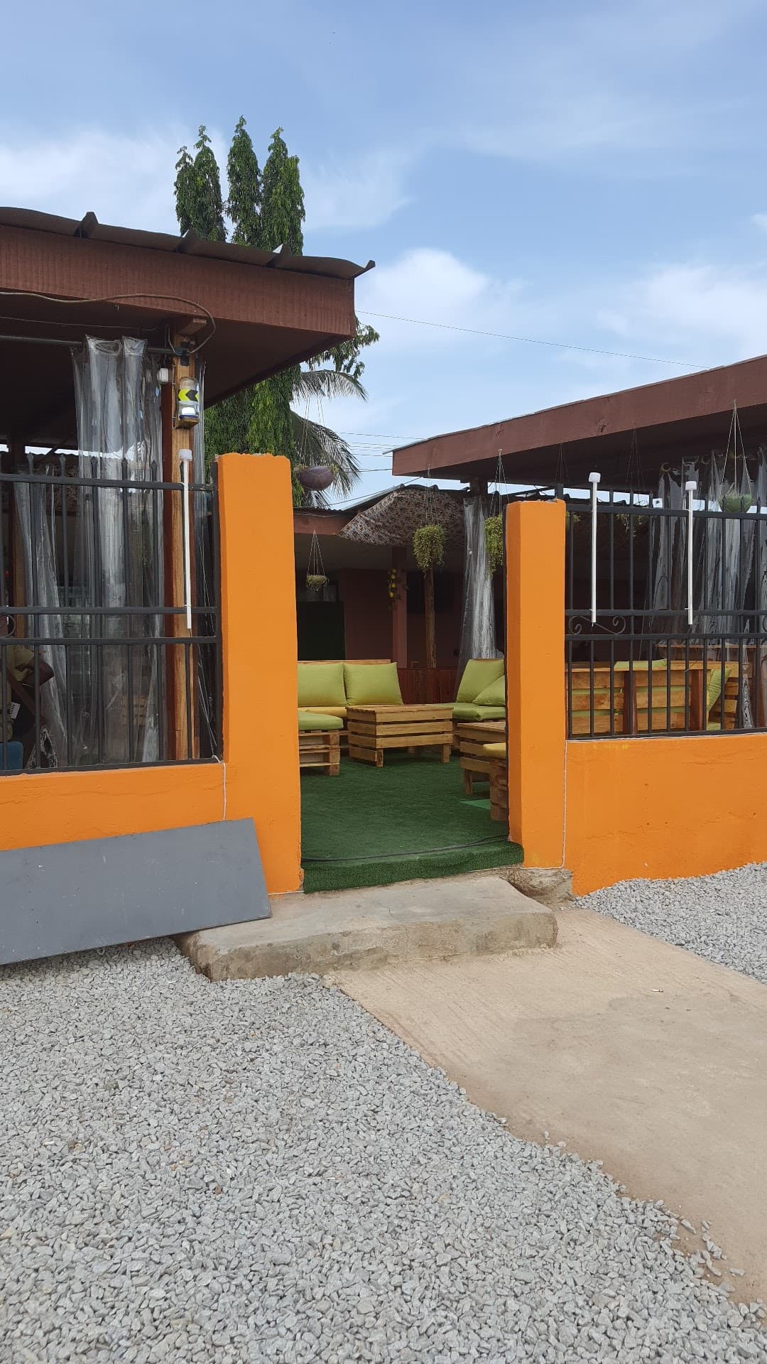 QUEEN'S RESTO LOUNGE