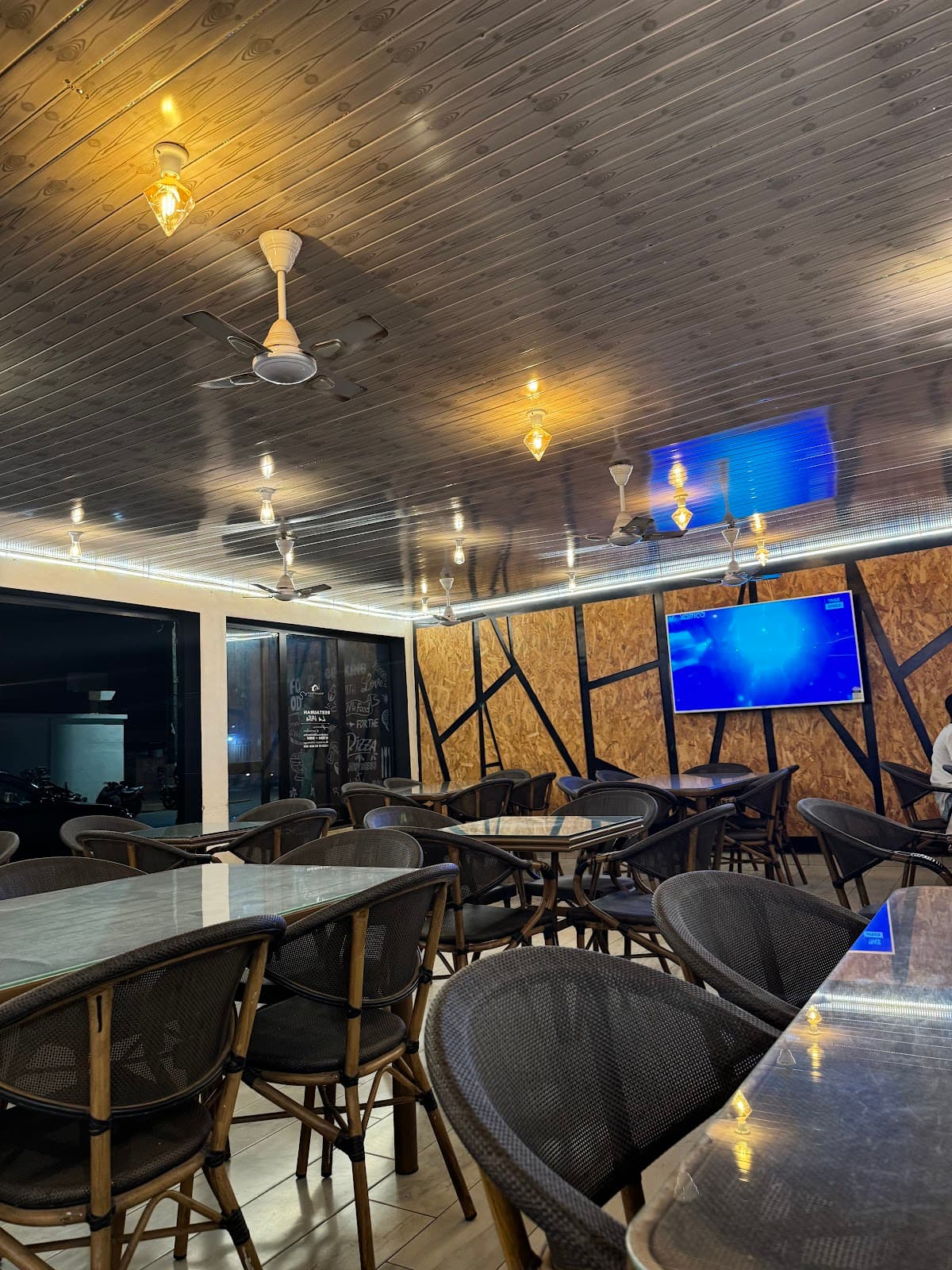 Restaurant Pizzeria Chawarma La Villa - Photo 2