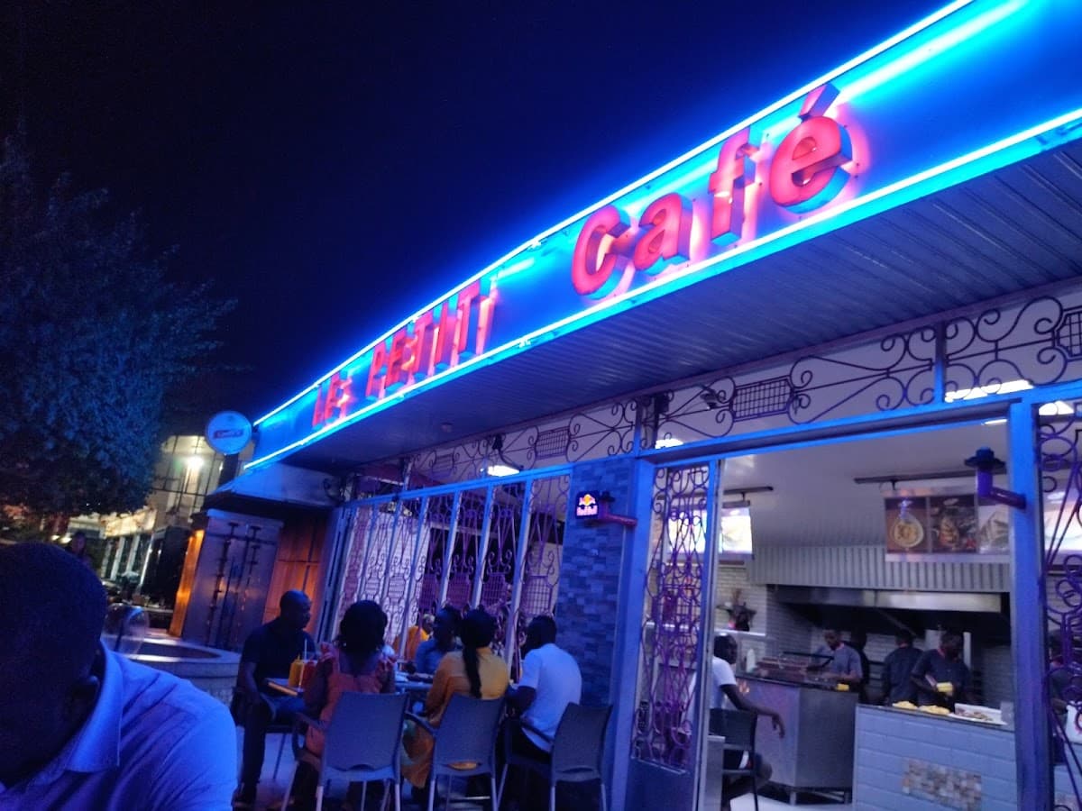 Le Petit Cafe - Photo 2