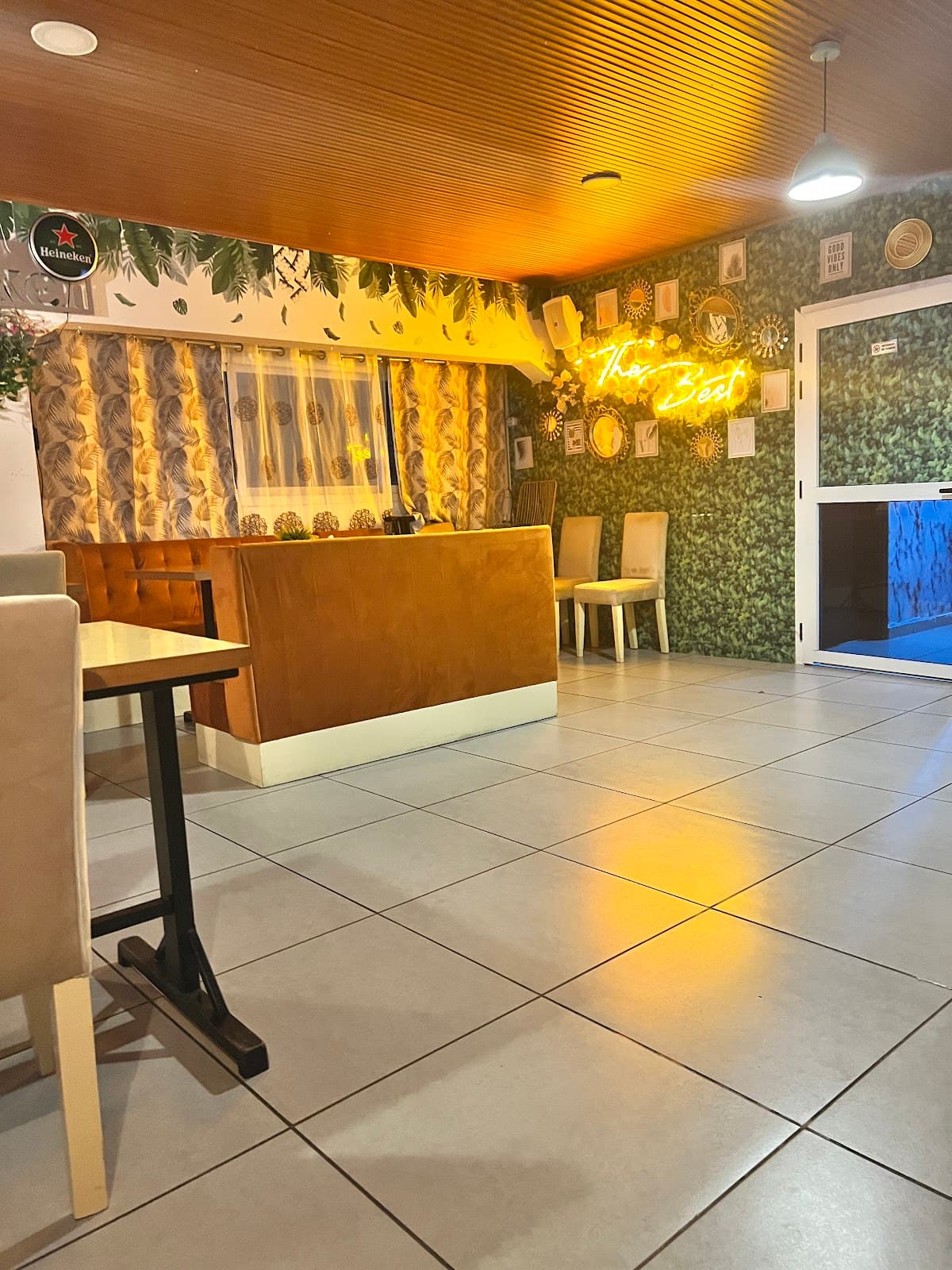 Le BUTTERFLY RESTAURANT LOUNGE - Photo 3