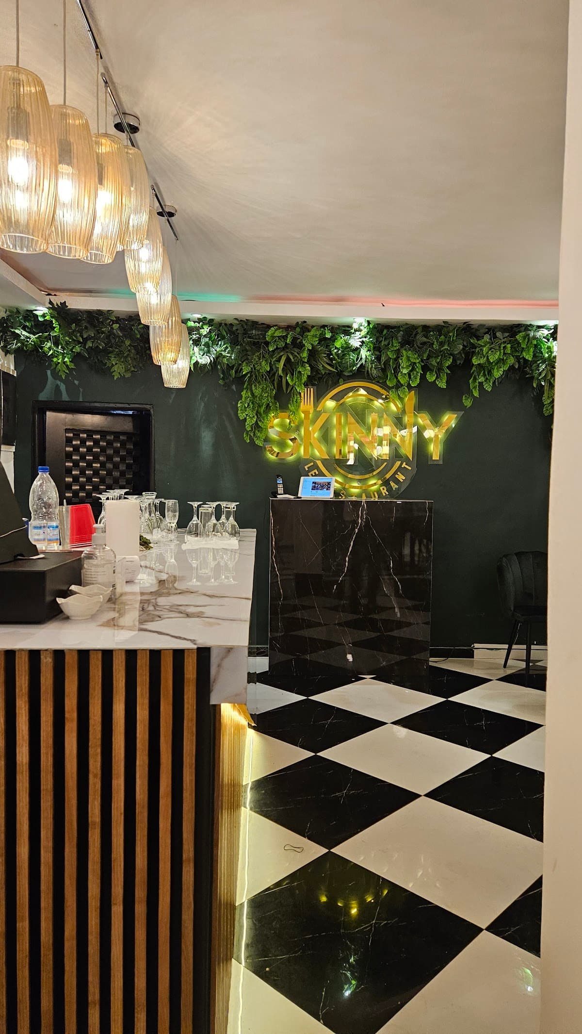 Skinny Le Restaurant - Photo 2