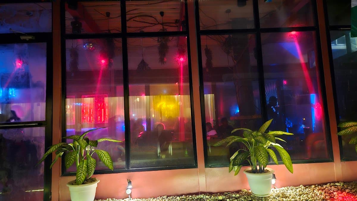 Skinny Le Restaurant - Photo 3